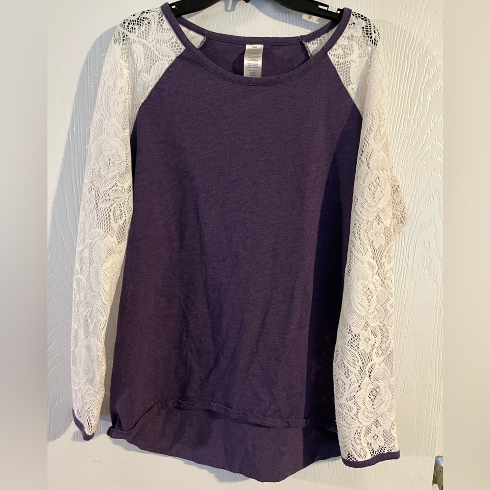 Young women’s size M purple 3/4 lace sleeve T